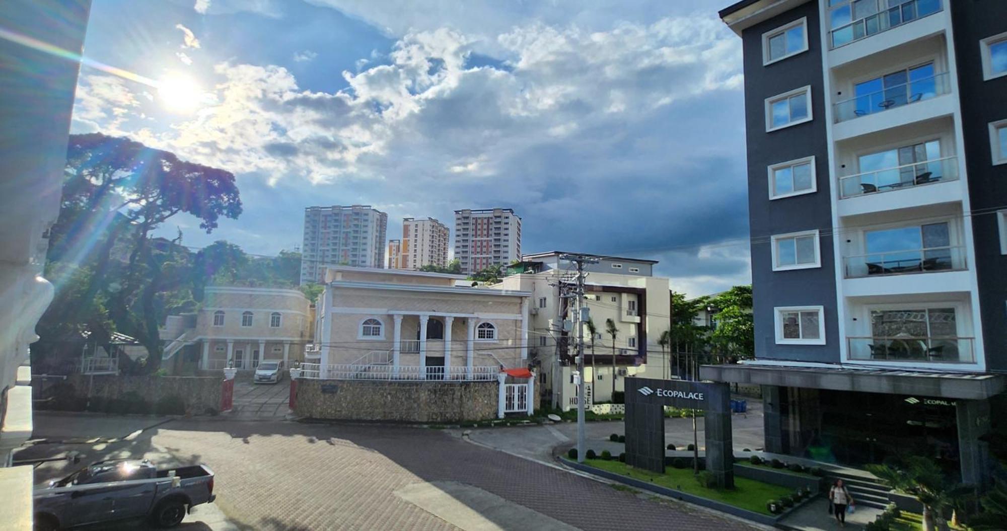 Aston Stay And Villas Mabalacat Exteriör bild
