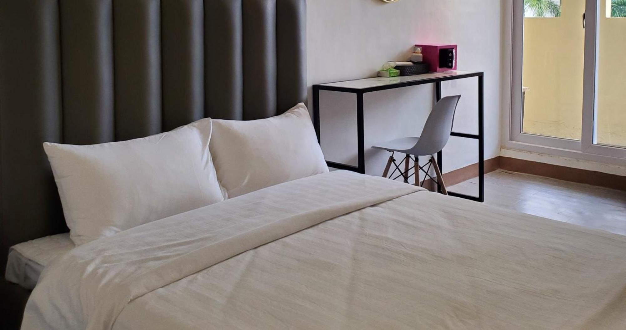 Aston Stay And Villas Mabalacat Exteriör bild